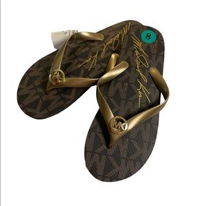 Womens NWT Michael Kors MK logo flip flops sandals - size 8